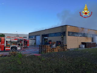 Incendio in un capannone a Serra de’ Conti, intervento dei vigili del fuoco